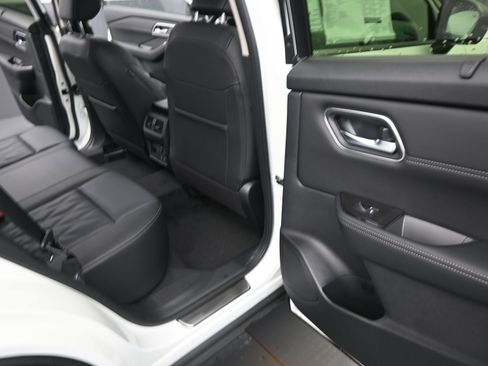 New 2026 Nissan Rogue Platinum image 19