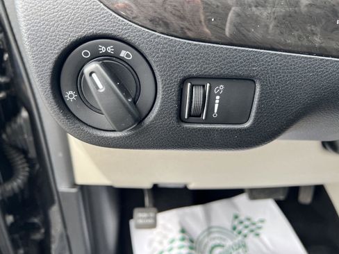 Used 2019 Dodge Grand Caravan SE w/ UConnect Hands-Free Group FWD image 17