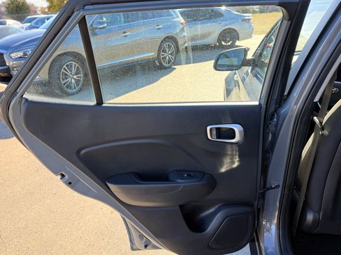 Used 2021 Hyundai Venue SE image 19