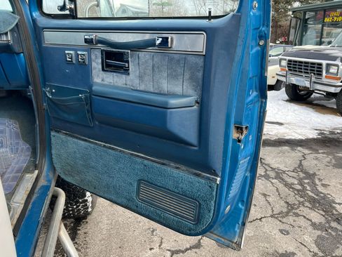 Used 1988 Chevrolet Suburban 2500 image 12