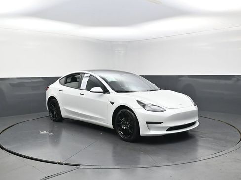 Used 2023 Tesla Model 3 Standard Range image 2