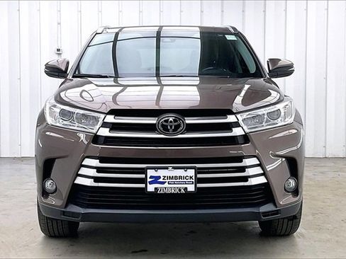 Used 2017 Toyota Highlander XLE image 3