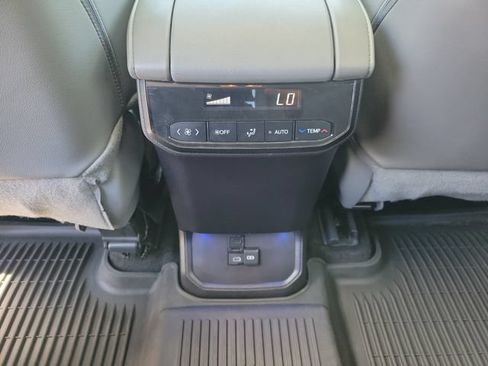 Used 2024 Toyota Highlander XLE FWD image 21