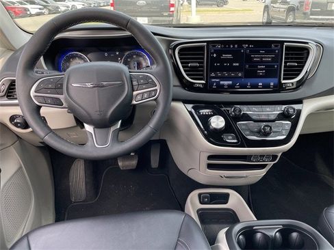 Used 2024 Chrysler Pacifica Touring-L image 10