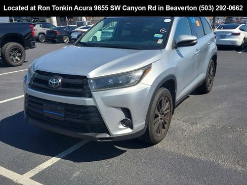 Used 2019 Toyota Highlander SE image 3