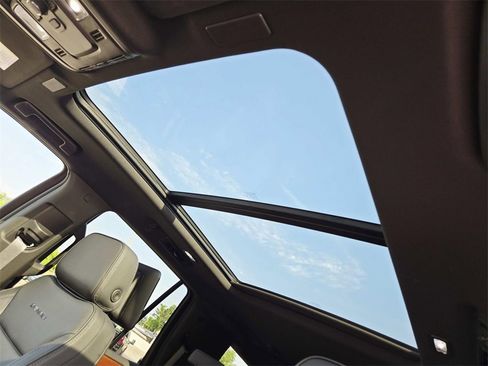 New 2025 GMC Yukon Denali w/ Denali Reserve Package image 10