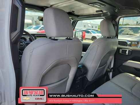 Used 2022 Jeep Wrangler Unlimited Sahara AWD/4WD image 13