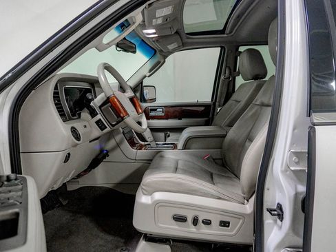 Used 2011 Lincoln Navigator L 4WD image 20