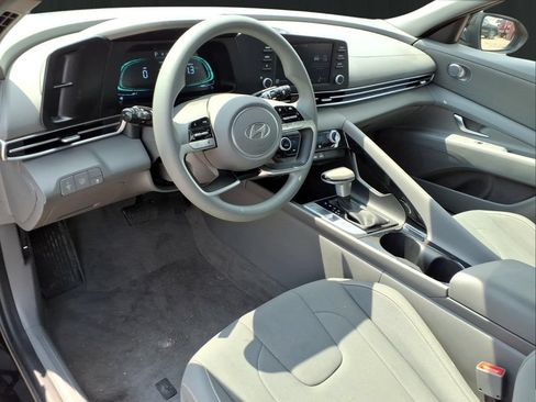 Used 2025 Hyundai Elantra Hybrid FWD image 11