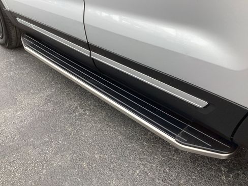 Used 2019 Ford Explorer XLT image 16