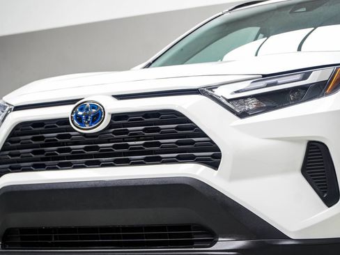 Used 2024 Toyota RAV4 XLE AWD/4WD image 2