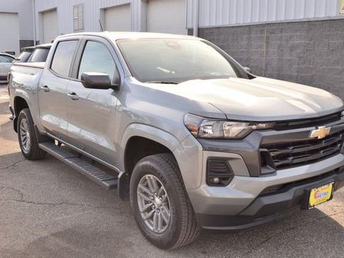 Used 2024 Chevrolet Colorado LT w/ LT Convenience Package II image 2