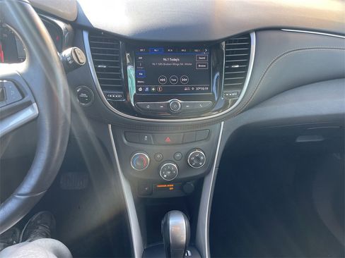 Used 2022 Chevrolet Trax LT w/ LT Convenience Package image 18