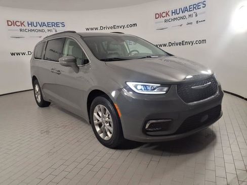 Used 2022 Chrysler Pacifica Touring-L AWD/4WD image 3