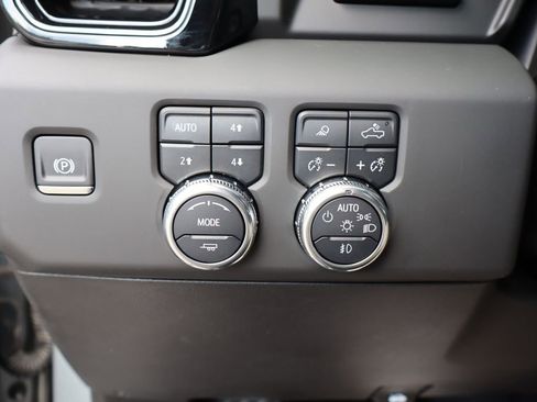 Used 2025 GMC Sierra 1500 AT4 w/ AT4 Premium Package AWD/4WD image 18