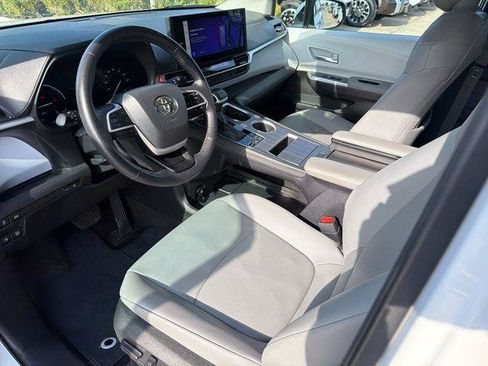 Certified 2025 Toyota Sienna XLE FWD image 11