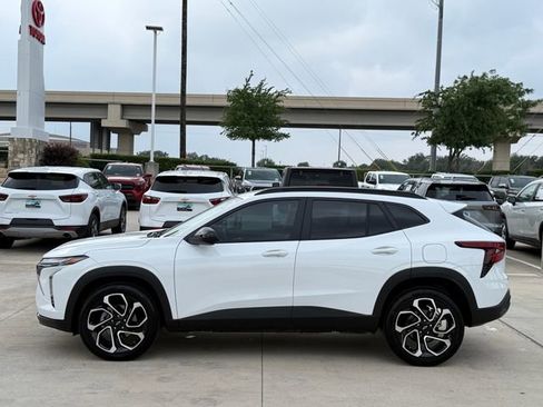 Used 2025 Chevrolet Trax RS w/ Sunroof Package FWD image 8