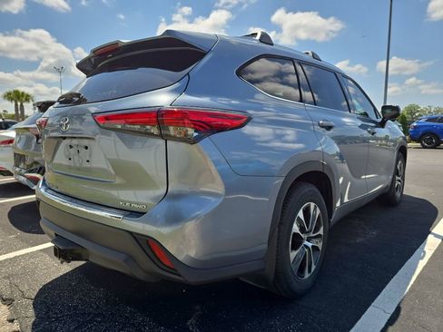 Used 2021 Toyota Highlander XLE AWD/4WD image 11
