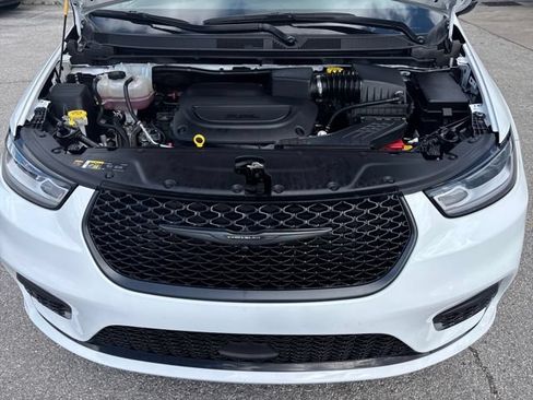 Used 2025 Chrysler Pacifica Limited FWD image 19