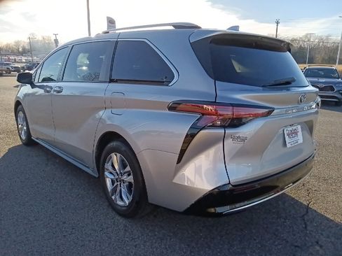 Used 2022 Toyota Sienna Limited image 5