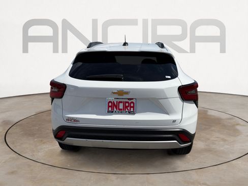 Used 2025 Chevrolet Trax LT w/ LT Convenience Package FWD image 8