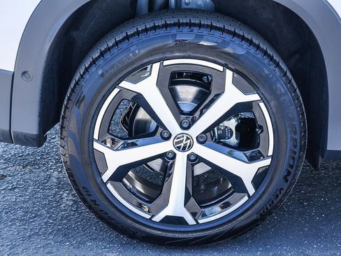 New 2025 Volkswagen Tiguan SE image 18