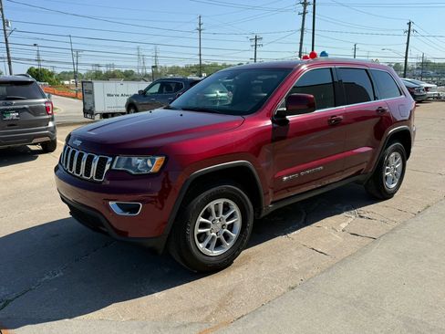 Used 2019 Jeep Grand Cherokee Laredo AWD/4WD image 6