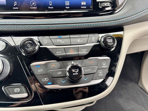 Used 2021 Chrysler Pacifica Touring-L FWD image 35