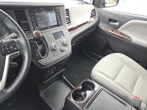 Used 2018 Toyota Sienna Limited Premium image 41