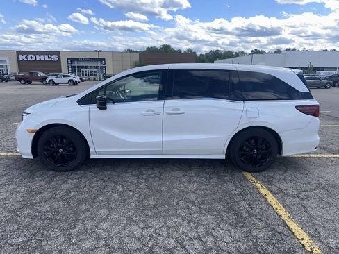 Used 2023 Honda Odyssey Sport image 2