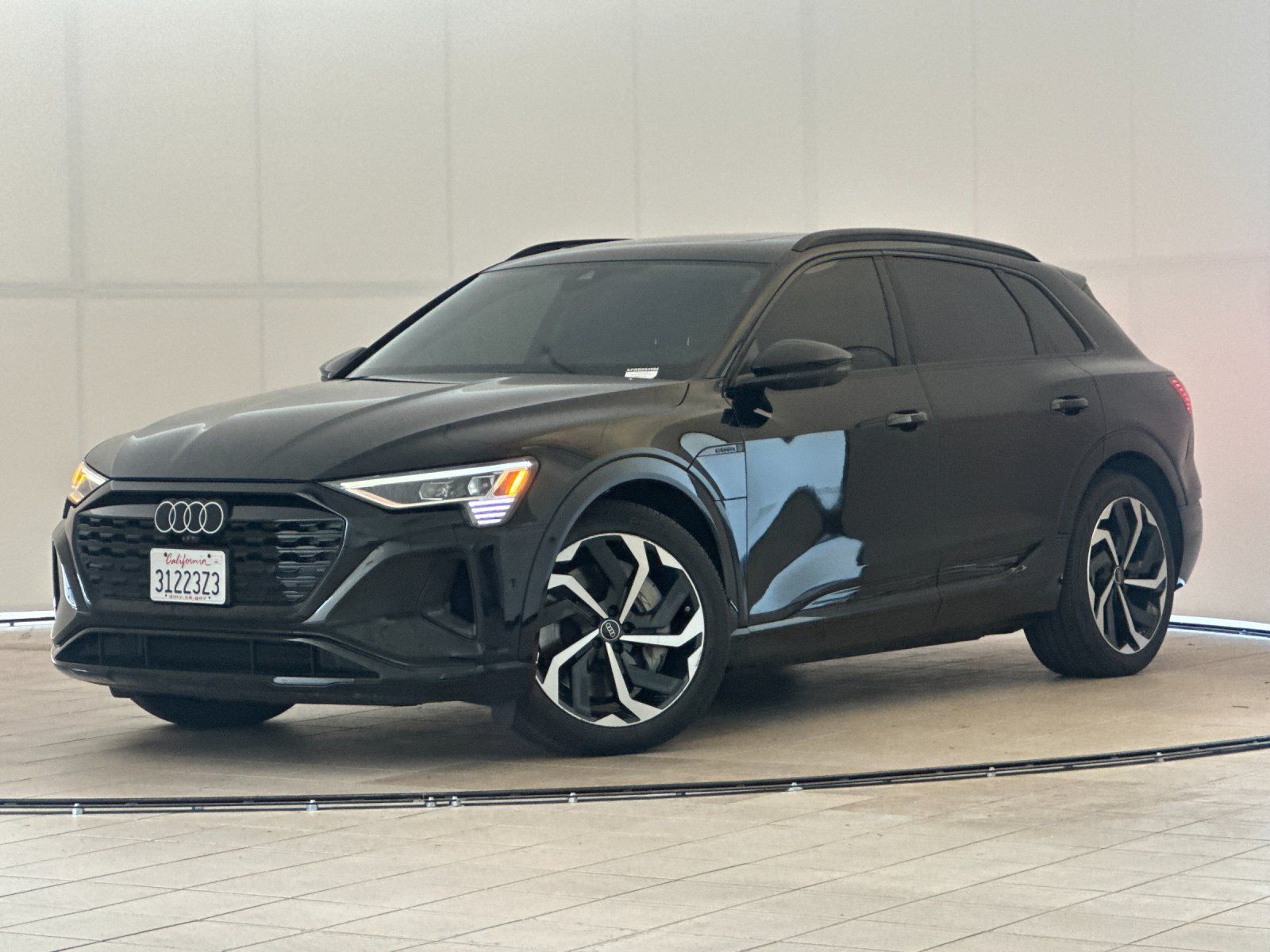 Used 2024 Audi Q8 e-tron Premium Plus w/ Premium Plus Package AWD/4WD image 2