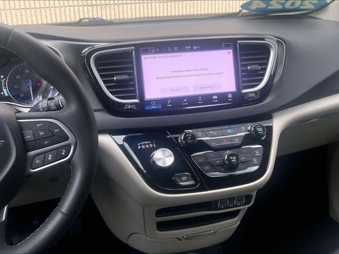 Used 2024 Chrysler Pacifica Touring-L image 6