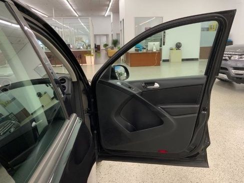 Used 2016 Volkswagen Tiguan S image 30