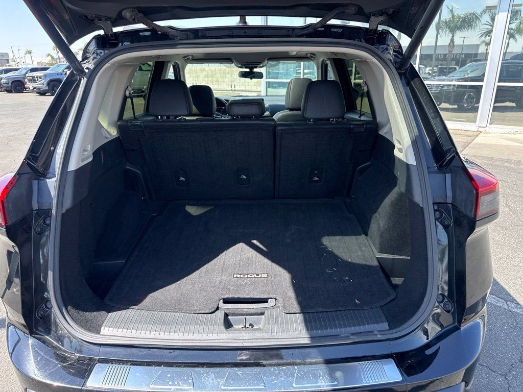 Used 2025 Nissan Rogue SV w/ SV Premium Package FWD image 16