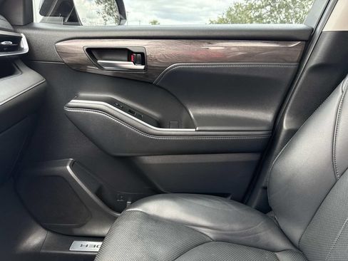 Used 2022 Toyota Highlander Limited FWD image 29