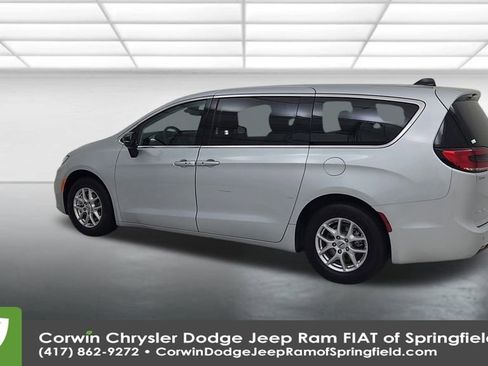 Certified 2024 Chrysler Pacifica Touring-L image 10