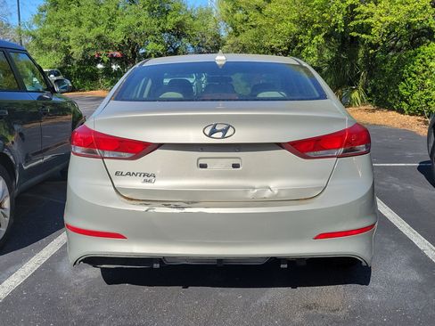 Used 2017 Hyundai Elantra SE image 7
