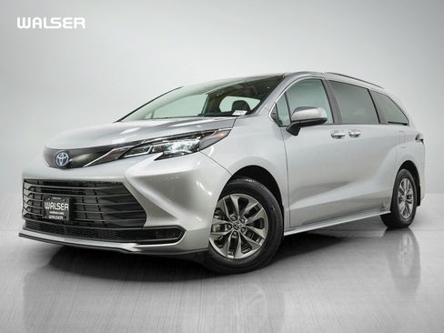 Used 2025 Toyota Sienna FWD image 1