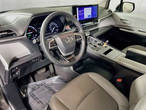 Certified 2025 Toyota Sienna XLE FWD image 9