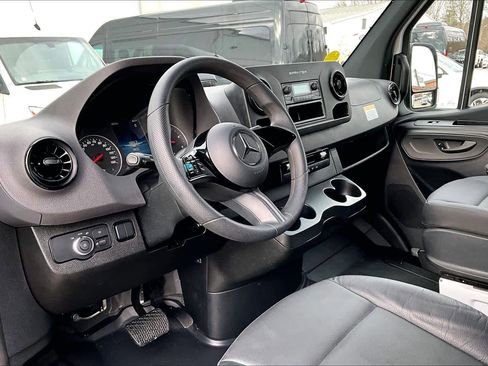 Used 2025 Mercedes-Benz Sprinter 2500 image 18