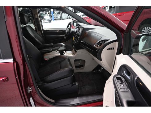 Used 2020 Dodge Grand Caravan SXT FWD image 15