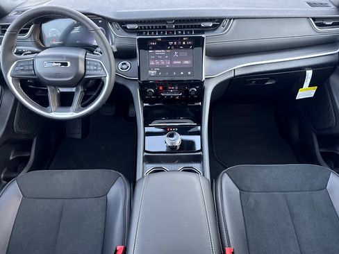 New 2025 Jeep Grand Cherokee Laredo image 3