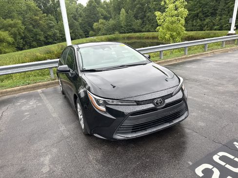 Used 2023 Toyota Corolla LE FWD image 3