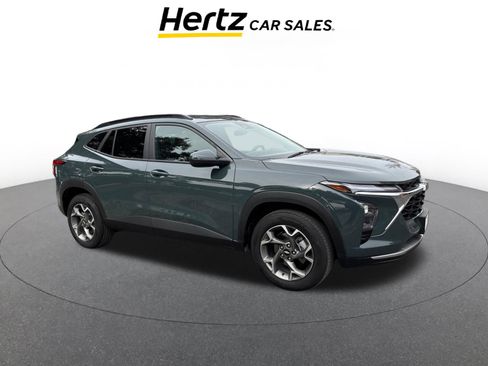 Used 2025 Chevrolet Trax LT image 1