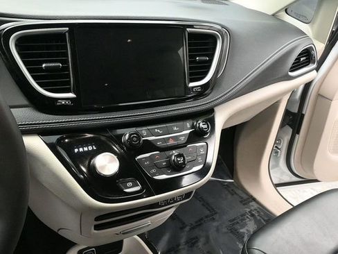 Used 2023 Chrysler Pacifica Touring-L image 18