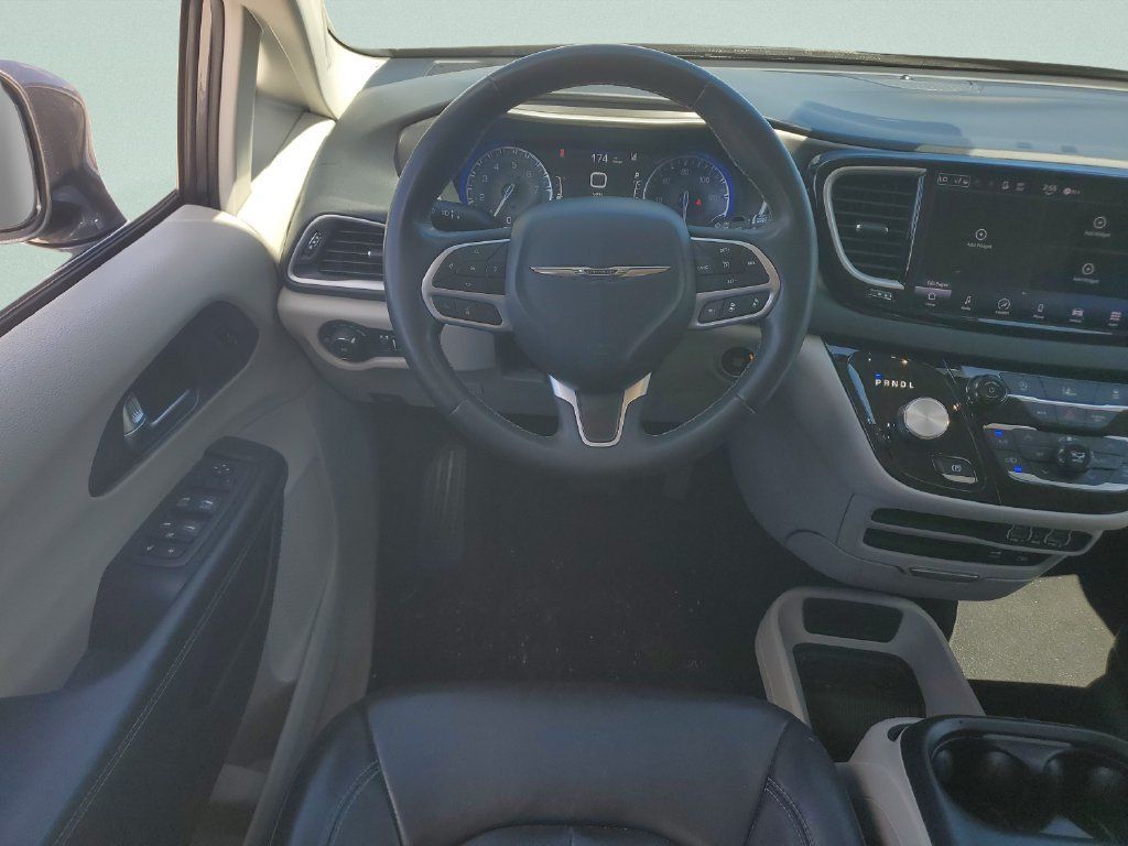 Used 2022 Chrysler Pacifica Touring-L FWD image 12