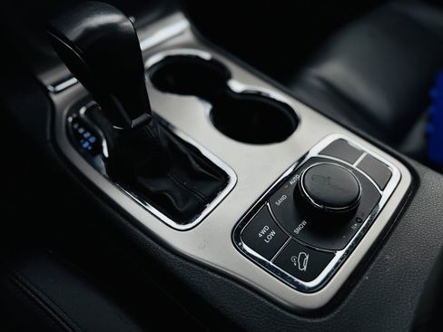 Used 2021 Jeep Grand Cherokee Limited AWD/4WD image 17