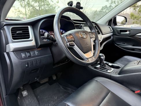 Used 2019 Toyota Highlander XLE image 21