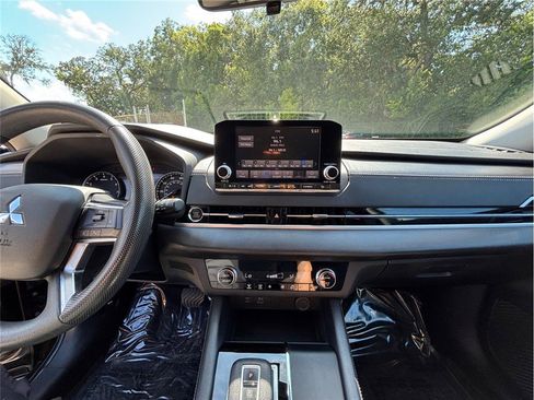 Used 2022 Mitsubishi Outlander ES image 11