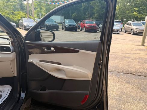 Used 2018 Kia Sorento FWD image 25